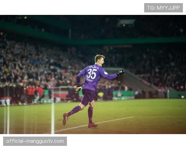 特写镜头:沙尔克04门将扑出点球后,球队士气大振连打三次反击 特写镜头:沙尔克04门将扑出点球后,球队士气大振连打三次反击