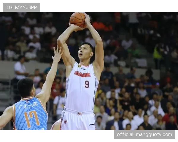 易建联现身广东队主场观战,赛后更衣室内与队员交流 易建联现身广东队主场观战,赛后更衣室内与队员交流